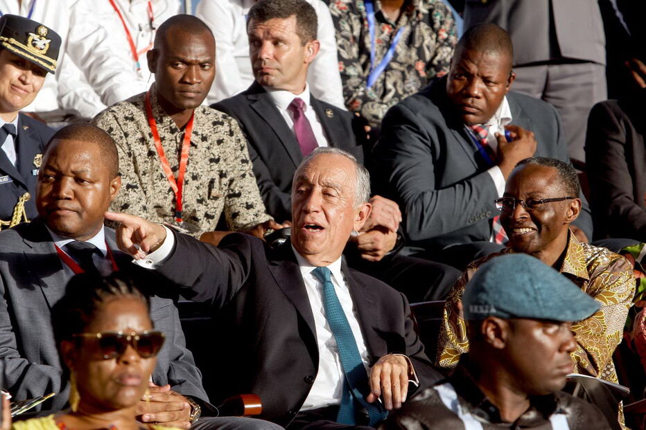 Marcelo Rebelo de Sousa quebra protocolo e vai ao carnaval de Luanda