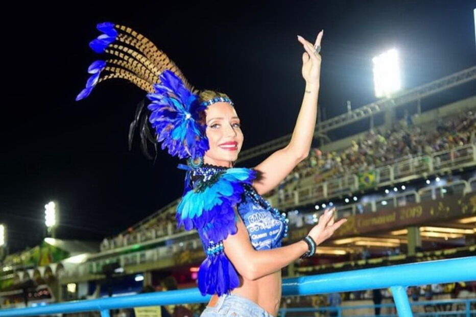 Luciana Abreu brilha no Carnaval brasileiro