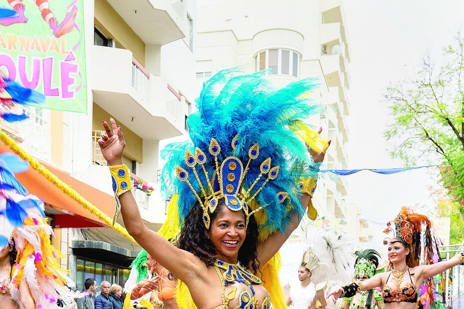 Em Loulé, apesar de a chuva ter ameaçado, o corso acabou mesmo por sair à rua e animou as milhares de pessoas que assistiram  ao desfile