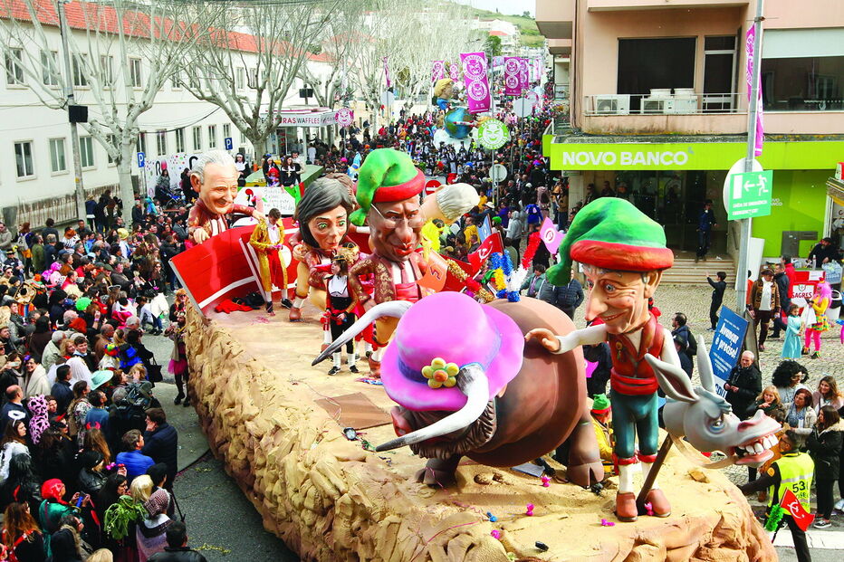 Animação e boa disposição não faltaram em Torres Vedras, apesar da chuva. Milhares assistiram ao tradicional corso 