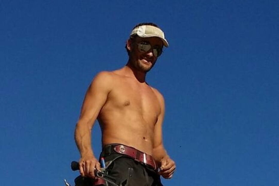 Homem e cão sobrevivem cinco dias presos em carro a comer molho de tacos