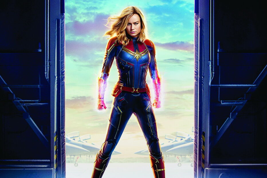 Brie Larson veste a pele de Carol Danvers, a piloto da Força Aérea que possui ADN humano e alienígena em ‘Capitão Marvel’ 