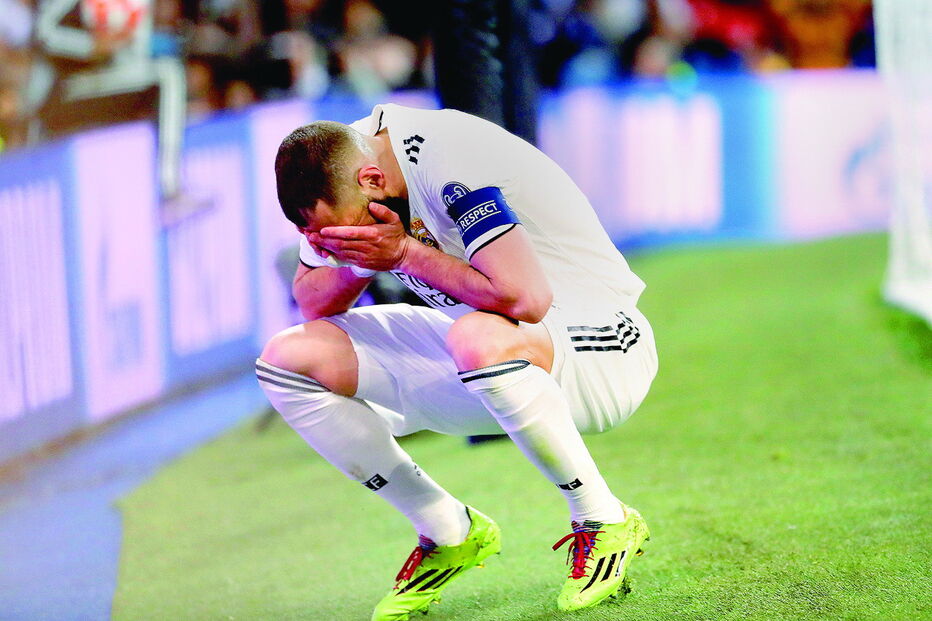 Benzema, avançado do Real Madrid, não escondeu a tristeza depois da eliminação frente ao Ajax 