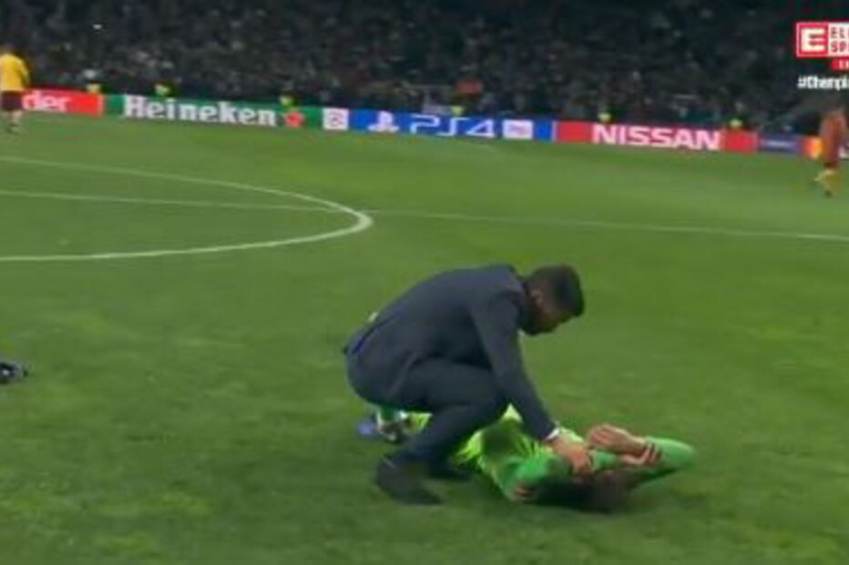 Sérgio Conceição consola guarda-redes do Roma após derrota