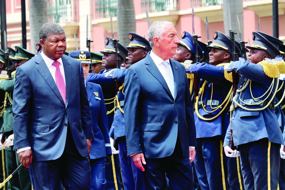 Os chefes de Estado português e angolano, durante a habitual cerimónia de boas-vindas 
