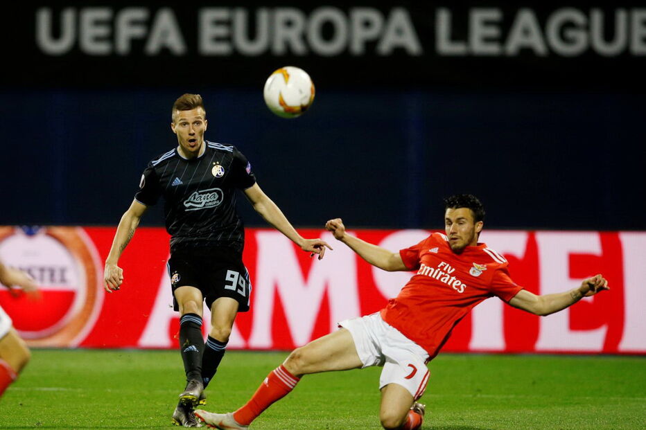 Corchia disputa lance do Dínamo de Zagreb -Benfica