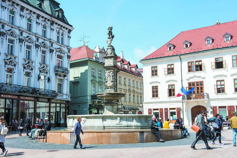 Hlavné Námestie é a praça principal da cidade e fica no centro histórico