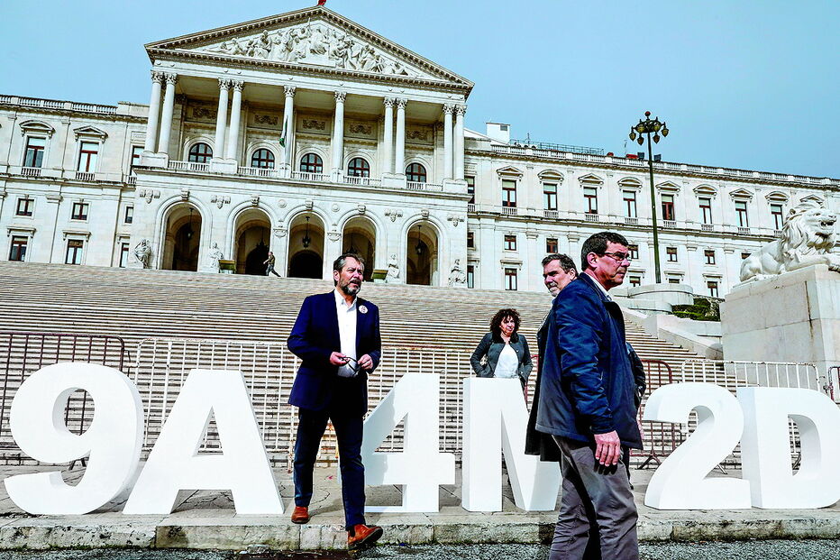Os representantes dos sindicatos de professores reuniram-se ontem com os grupos parlamentares   