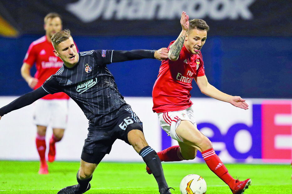 Grimaldo tenta ultrapassar o defesa Dilaver. O espanhol teve nos pés a melhor chance do Benfica, ainda no primeiro tempo