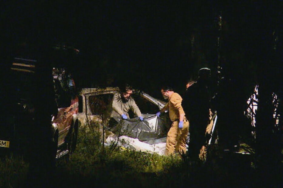 Corpo retirado de local onde mãe e filha foram encontradas sem vida dentro de carro