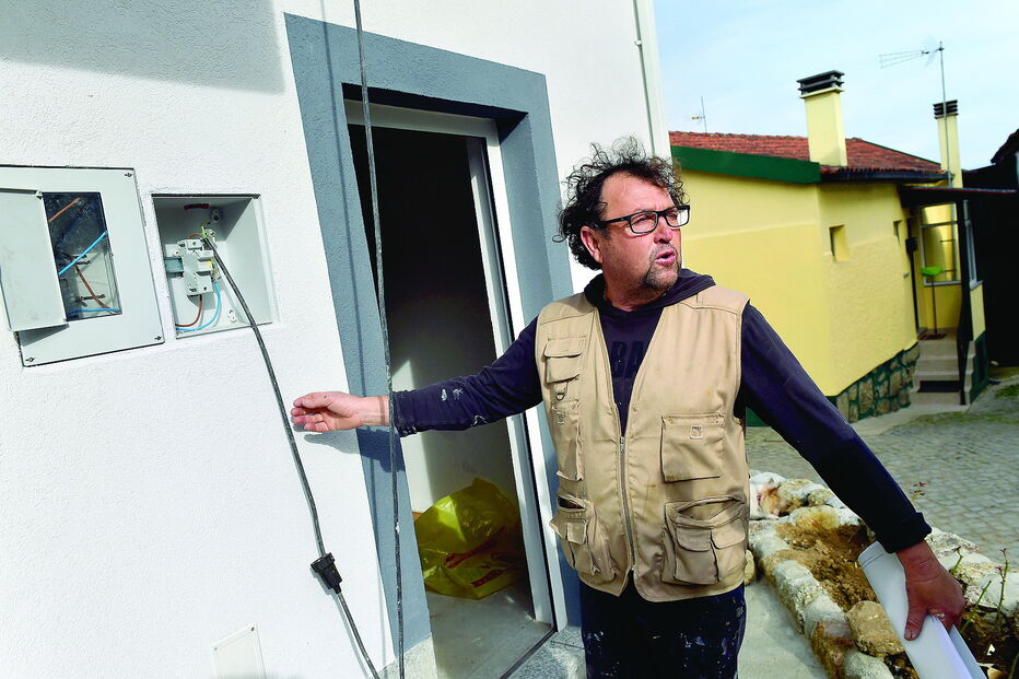 Armando Roque está indignado e deseja retomar a vida após a tragédia que lhe levou a casa, em Treixedo   