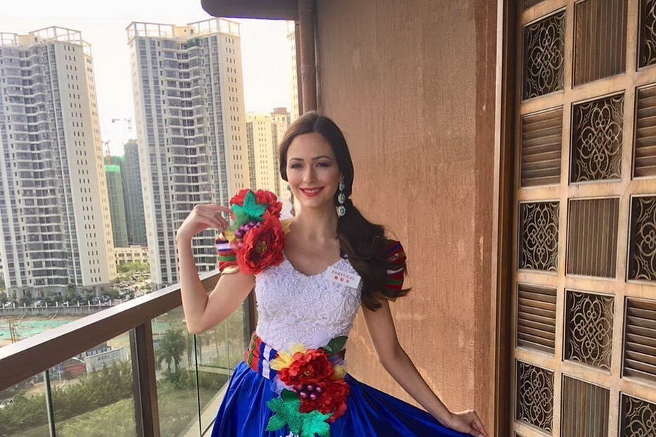 Miss portuguesa perde coroa por apelo à ajuda humanitária