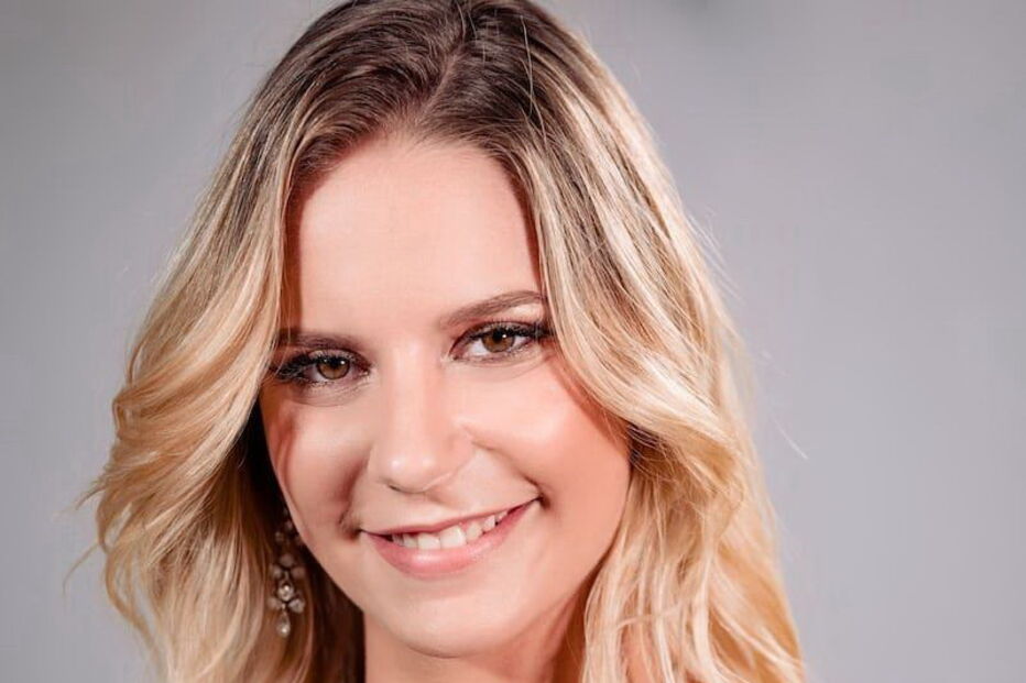 Miss portuguesa perde coroa por apelo à ajuda humanitária