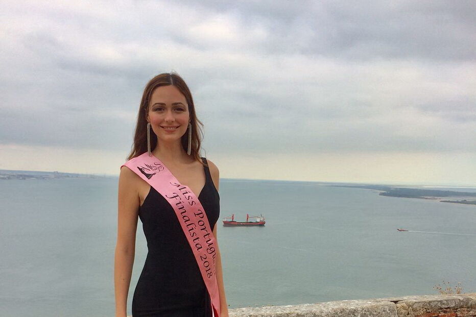 Miss portuguesa perde coroa por apelo à ajuda humanitária