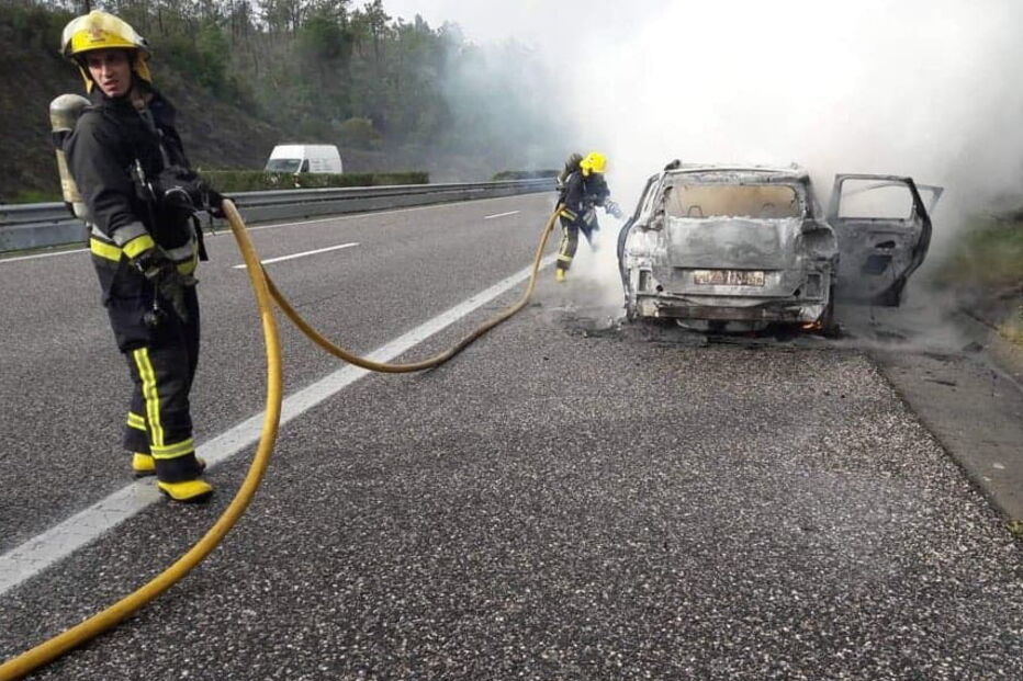 Carro alugado em que seguia Simone de Oliveira arde na A1