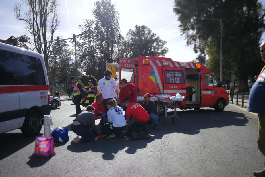 Acidente entre mota e carro em Lisboa faz um ferido grave