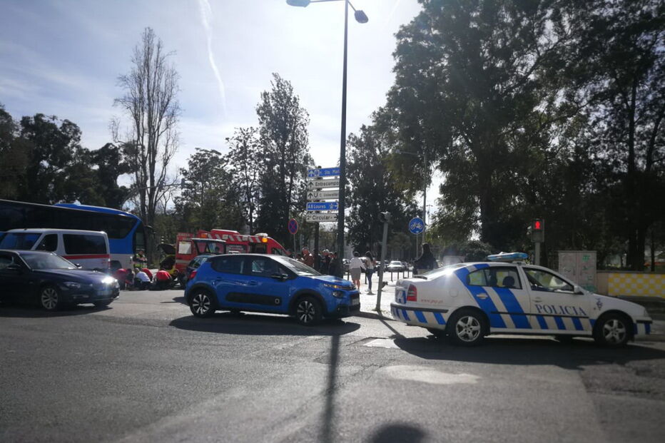 Acidente entre mota e carro em Lisboa faz um ferido grave