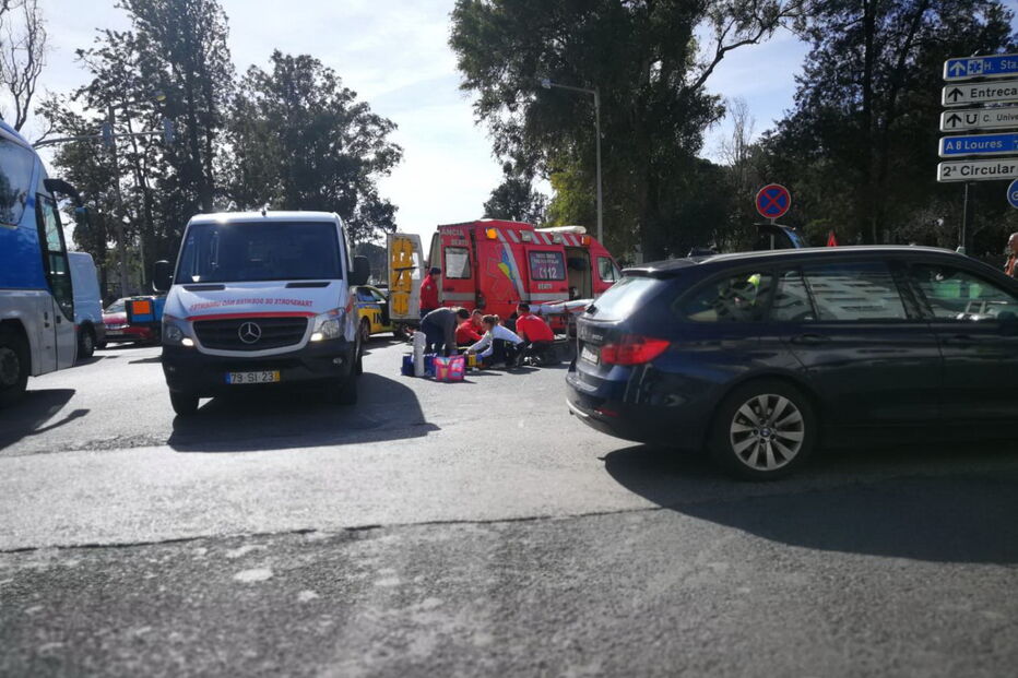 Acidente entre mota e carro em Lisboa faz um ferido grave