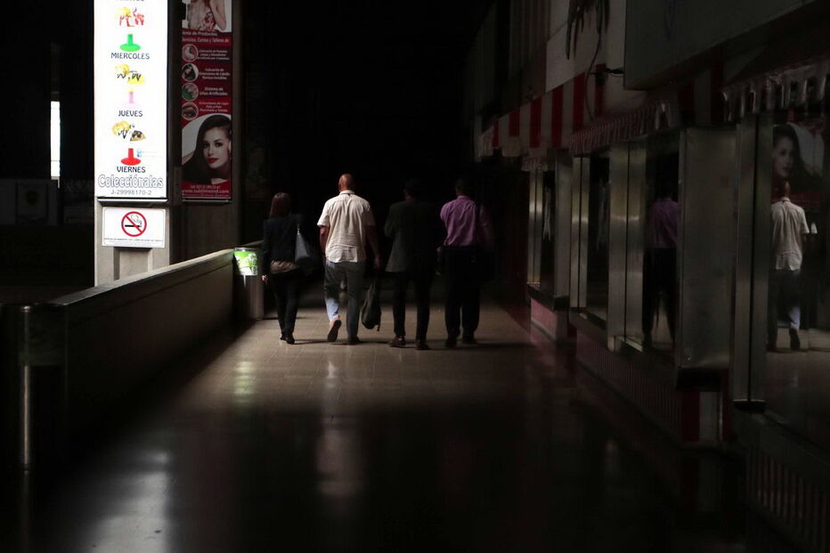 Caracas ficou totalmente às escuras a partir do fim da tarde de quinta-feira  