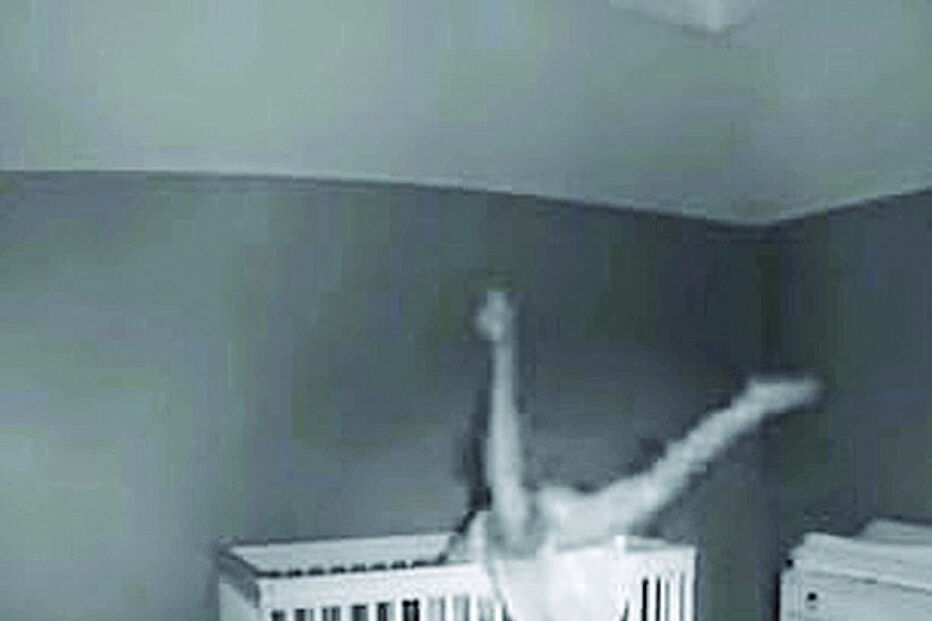 Mãe cai desamparada ao deitar o filho no berço