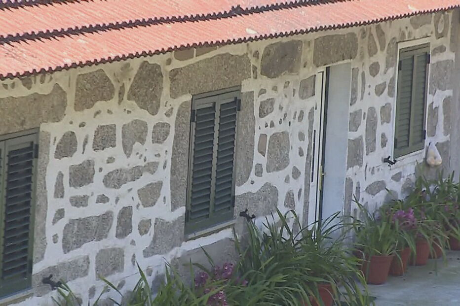 Idoso acamado morre intoxicado após incêndio em casa na Póvoa de Lanhoso