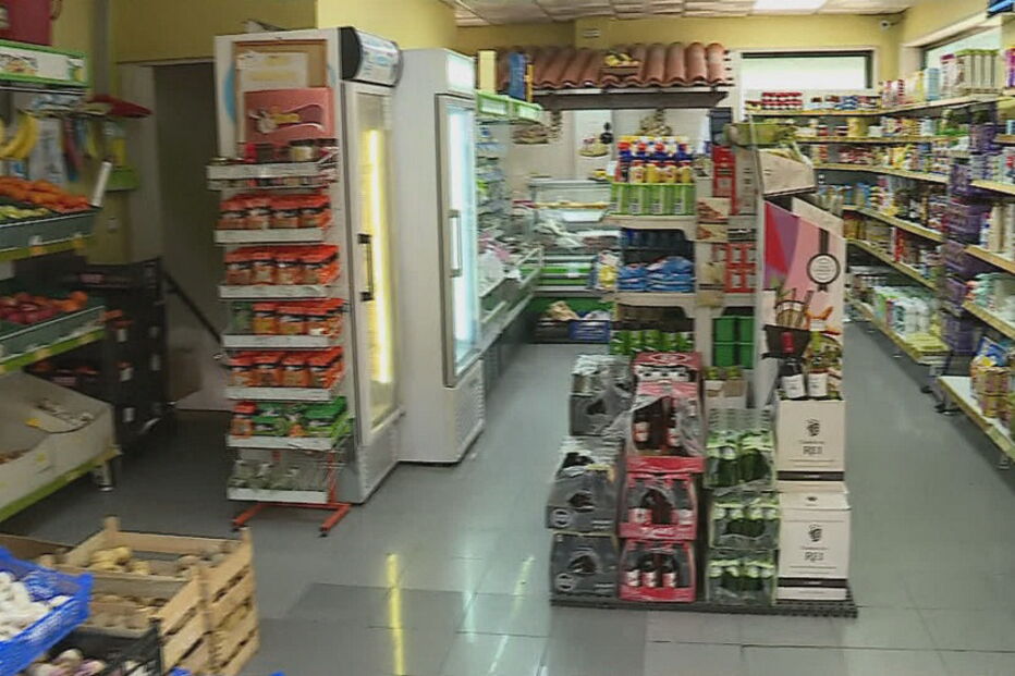 Gang aponta arma à cabeça de funcionária em assalto a minimercado em Almada