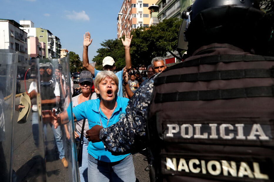 Venezuelanos saem à rua contra Nicolás Maduro