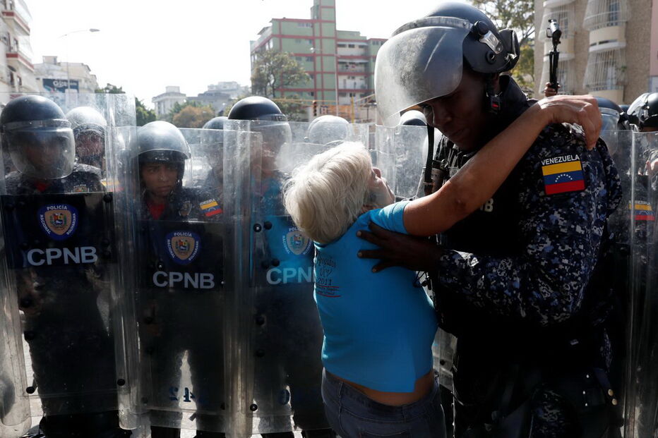 Venezuelanos saem à rua contra Nicolás Maduro