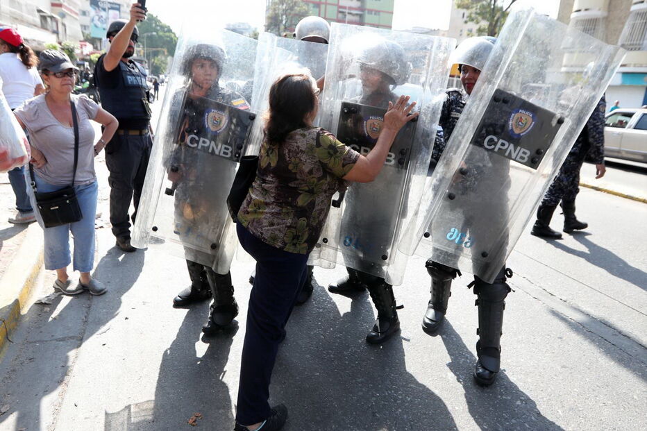Venezuelanos saem à rua contra Nicolás Maduro