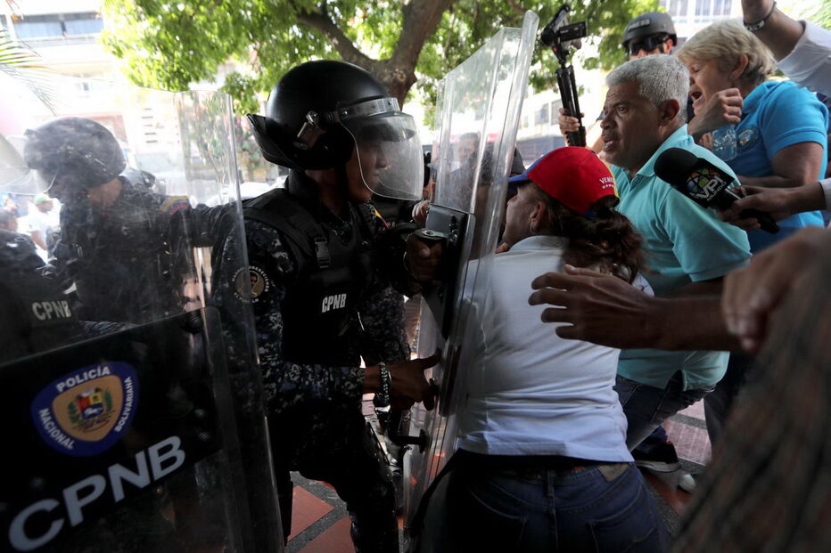 Venezuelanos saem à rua contra Nicolás Maduro