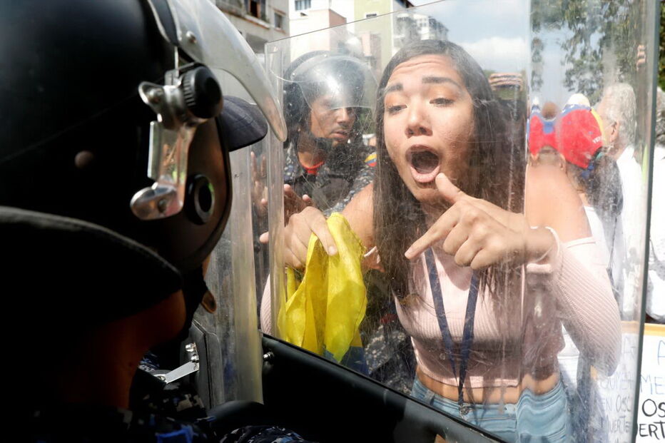 Venezuelanos saem à rua contra Nicolás Maduro