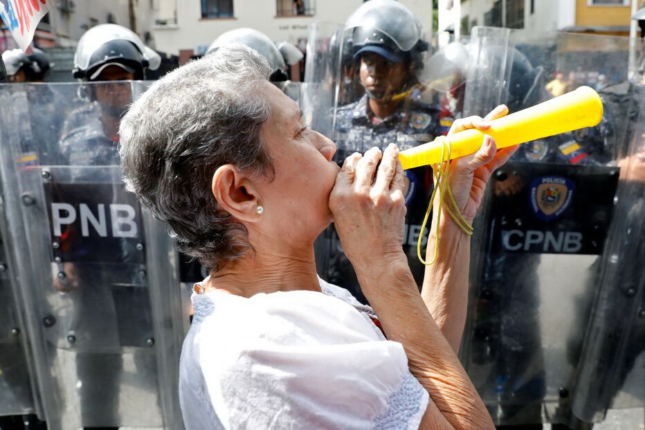 Venezuelanos saem à rua contra Nicolás Maduro