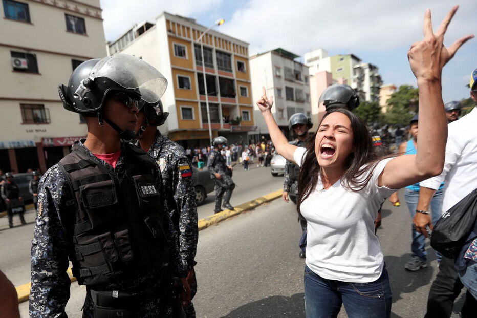 Venezuelanos saem à rua contra Nicolás Maduro