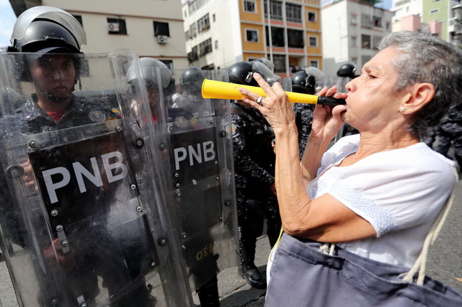 Venezuelanos saem à rua contra Nicolás Maduro