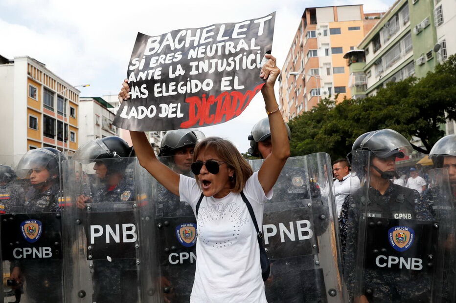 Venezuelanos saem à rua contra Nicolás Maduro