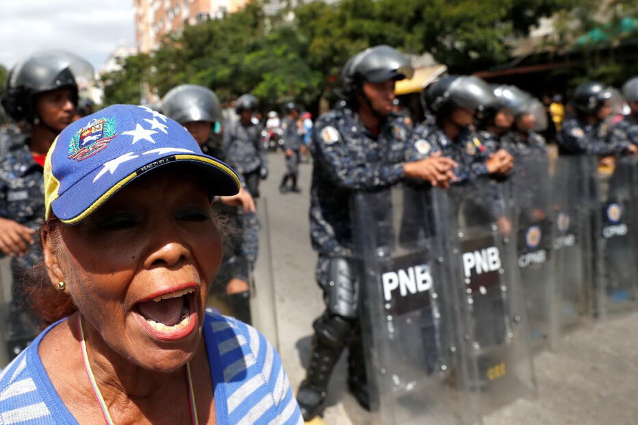 Venezuelanos saem à rua contra Nicolás Maduro