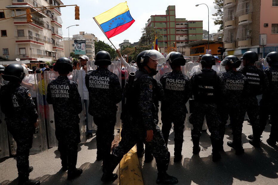 Venezuelanos saem à rua contra Nicolás Maduro