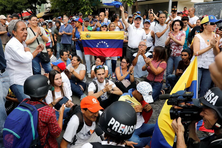 Venezuelanos saem à rua contra Nicolás Maduro