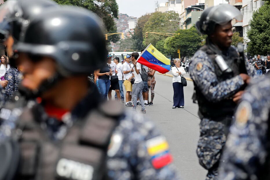 Venezuelanos saem à rua contra Nicolás Maduro
