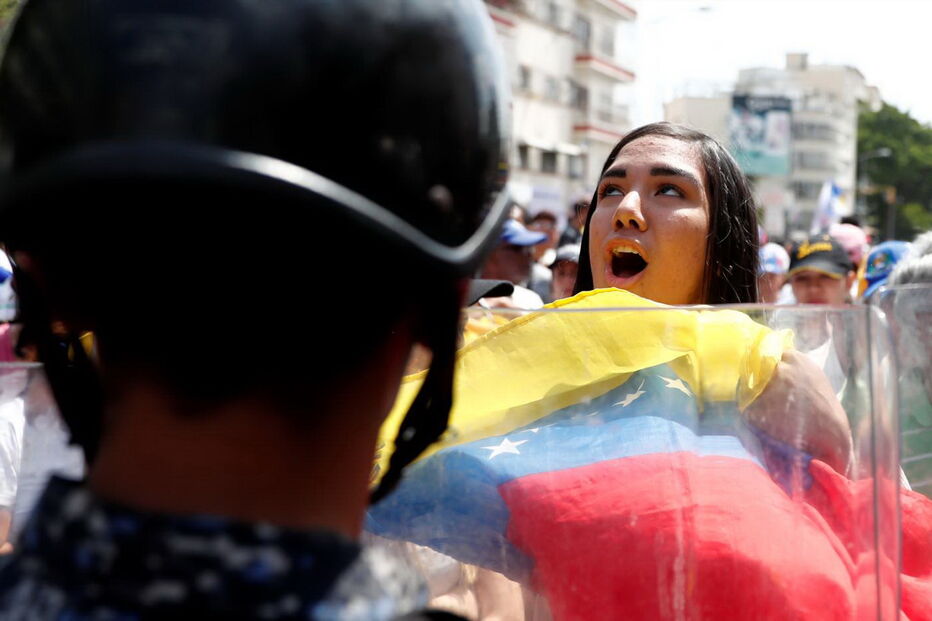Venezuelanos saem à rua contra Nicolás Maduro