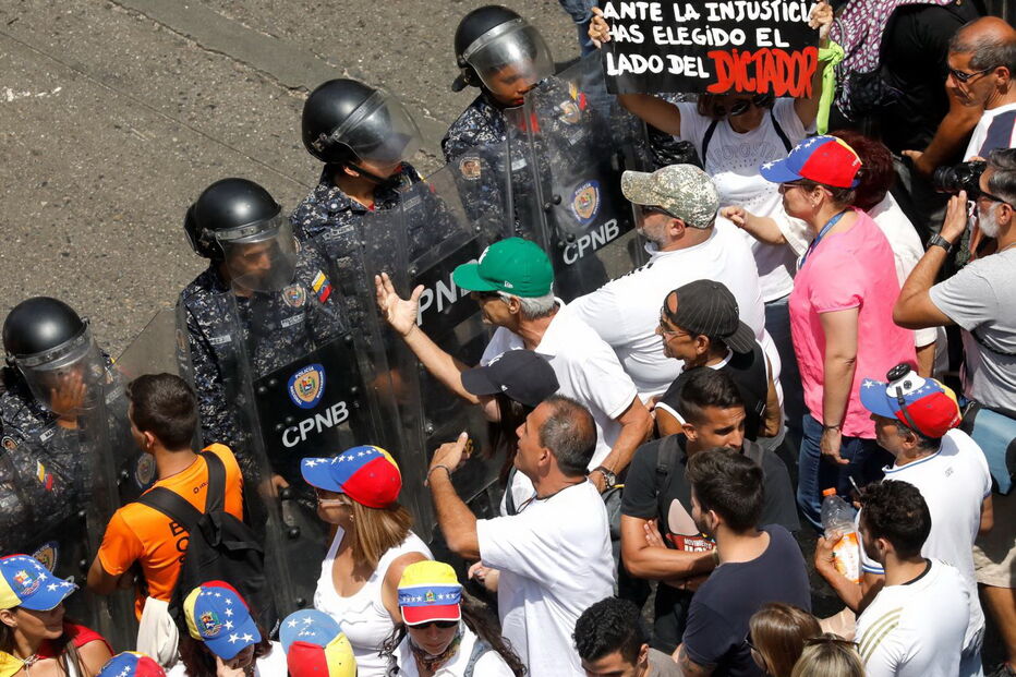 Venezuelanos saem à rua contra Nicolás Maduro