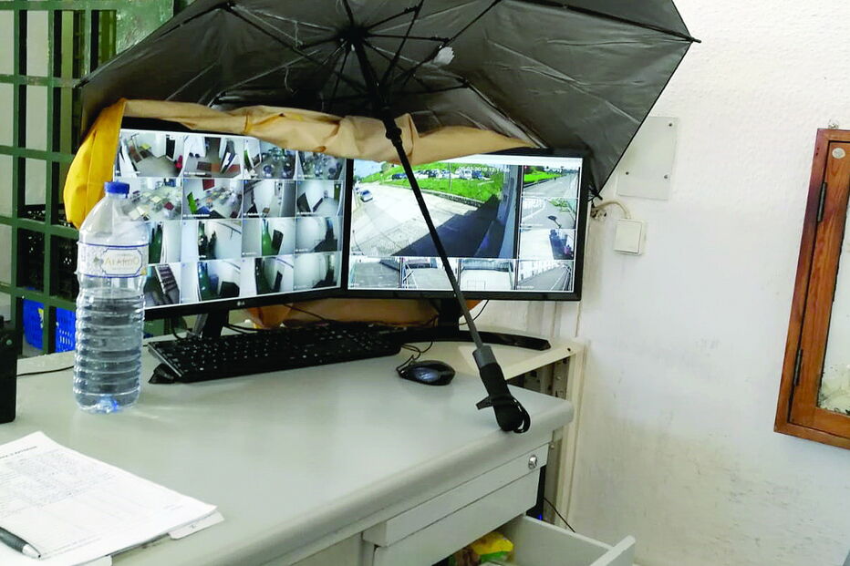 Equipamento de videovigilância da prisão de Caxias é protegido com guarda-chuva