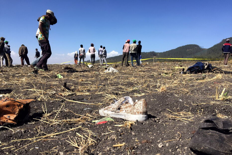 Destroços do avião da Ethiopian Airlines que caiu e matou 157 pessoas