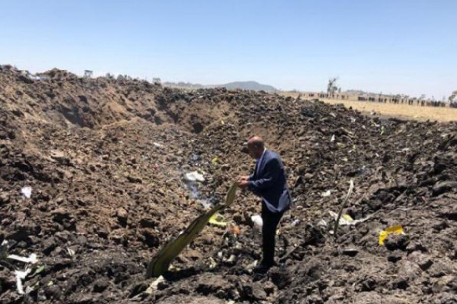 Destroços do avião da Ethiopian Airlines que caiu e matou 157 pessoas