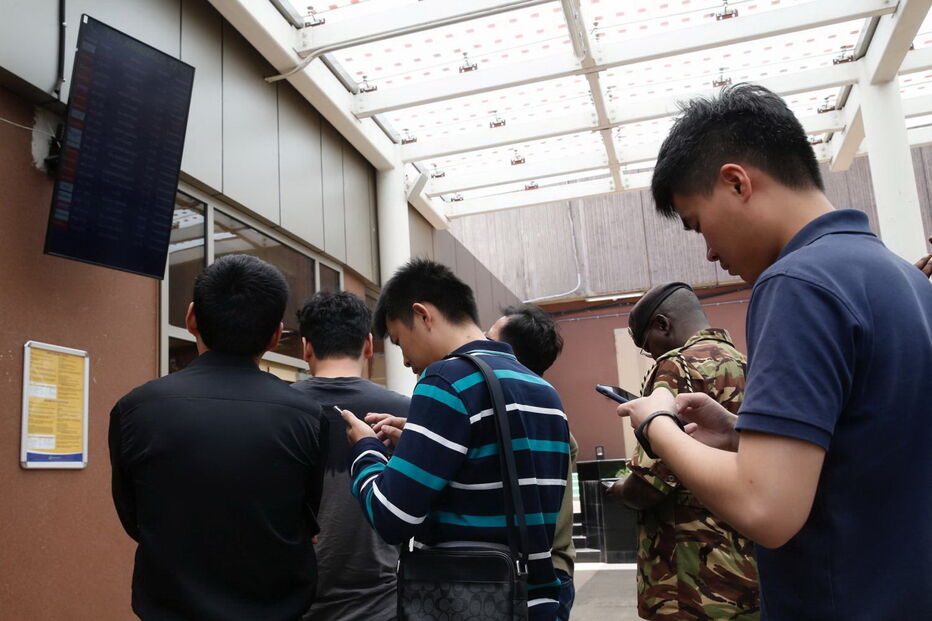 Familiares e amigos choram morte das vítimas após queda de avião na Etiópia