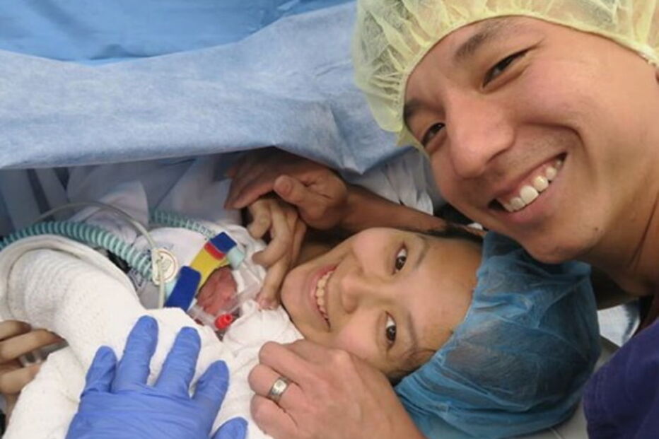 Gémeas prematuras separadas à nascença abraçam-se pela primeira vez