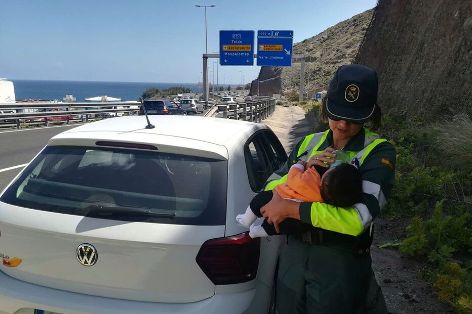 Agente da Guardia Civil dá biberon a bebé após o pai ter um enfarte