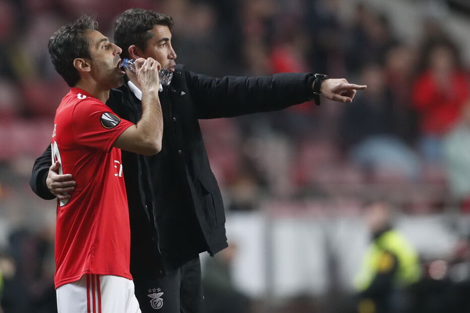 Bruno Lage e Jonas em jogo do Benfica