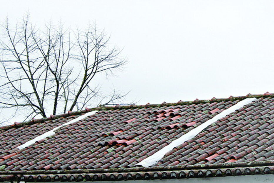 Telhado está em más condições e permite infiltrações de água