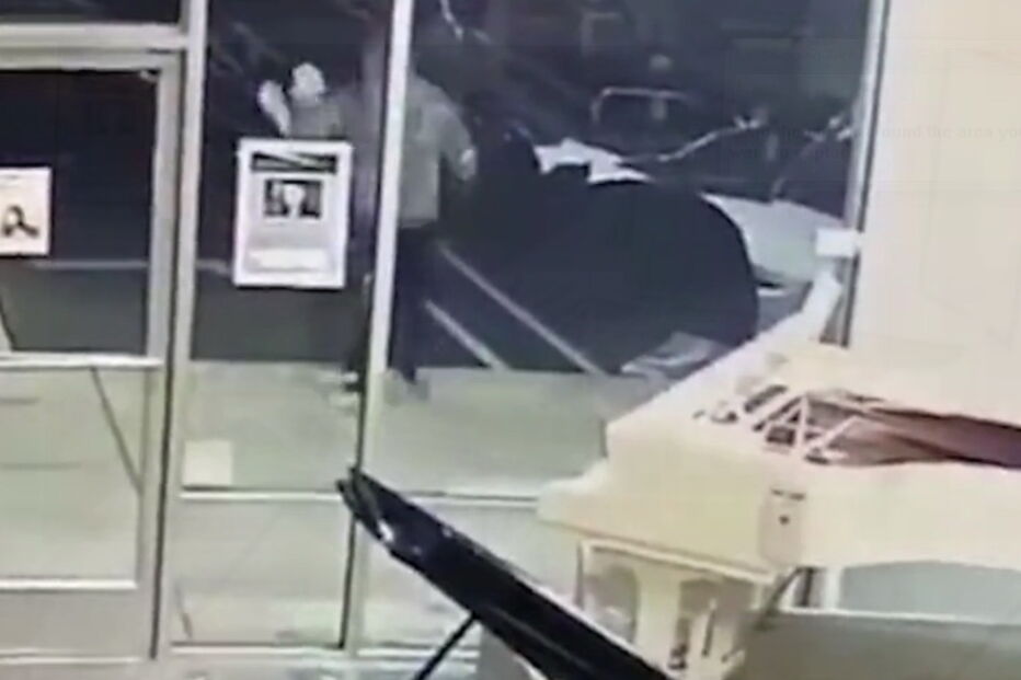 Após roubar o brinquedo o homem abandonou a loja